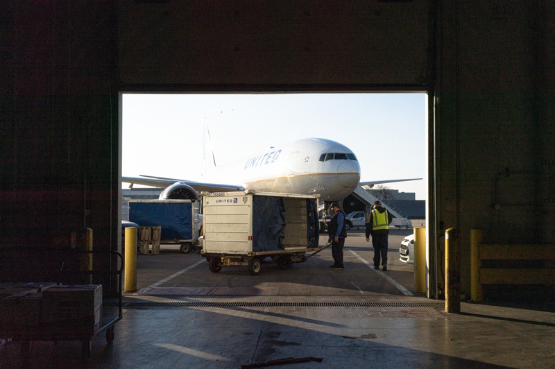 聯合航空經相關測試並確認安全無虞後，上月要求美國聯邦航空管理局提高乾冰運量上限。圖為聯合航空在芝加哥歐海爾國際機場的貨運設施。紐約時報