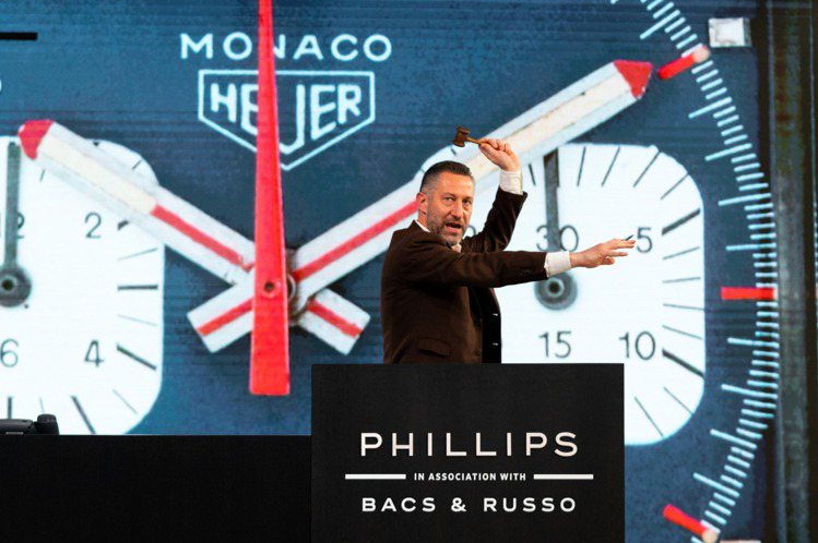 賽車巨星史提夫麥昆曾於電影中配戴的豪雅經典「Monaco」腕表以220萬美元成交。圖／富藝斯提供，Thomas De Cruz Media Haydon Perrior攝影