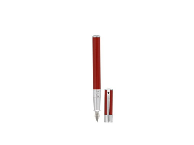 都彭D-INITIAL系列筆具，金屬材質，採用銜接式筆夾，筆夾上鐫刻象徵S.T. Dupont145週年紀念的徽章綴飾與"D"品牌標誌，鋼筆8,200元，鋼珠筆6,500元。圖／迪生提供