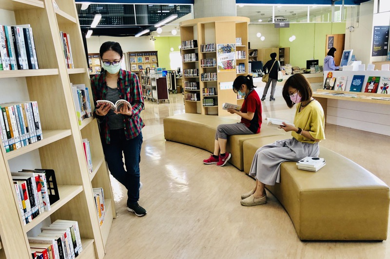 有議員揭露，台北市立圖書館近期購入名為《等爸爸回家》童書，內容美化中國防疫，還出現「中國加油」，台中市立圖書館表示已撤架。圖／台中市立圖書館提供