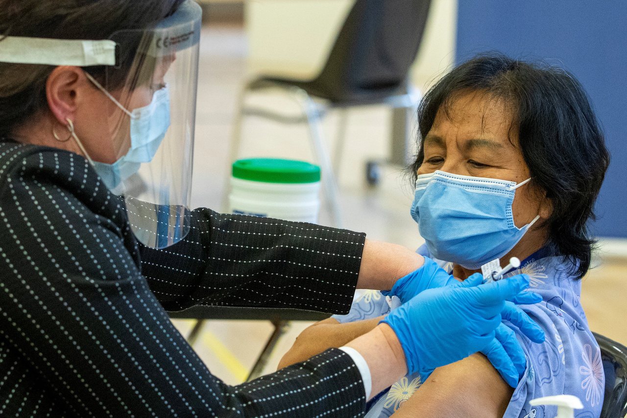 在加拿大多倫多的非營利養老院Rekai Centre從事個人看護工作的安妮塔．基丹根（Anita Quidangen）是全加拿大第一個施打疫苗的民眾。路透