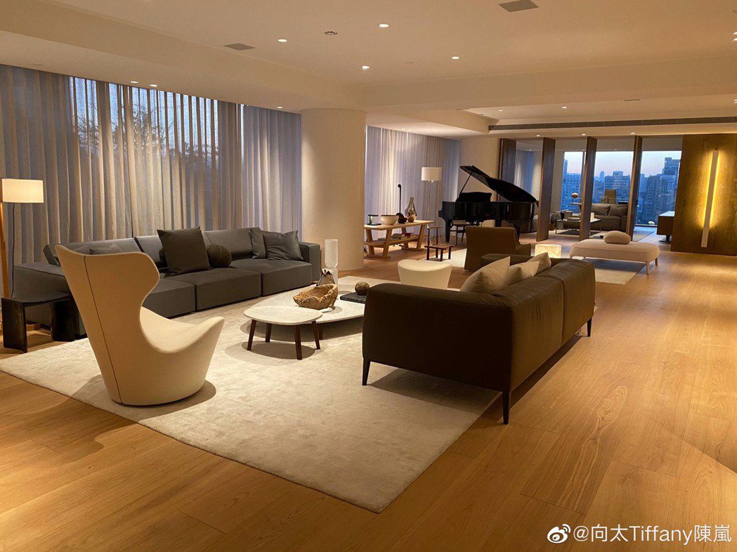 向華強夫婦砸6億元在台北信義區買下豪宅，送兒子向佐和郭碧婷入住。圖／摘自微博