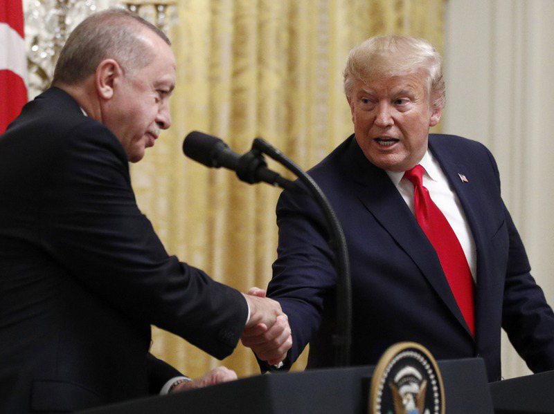 美國總統川普與土耳其總理厄多安關係良好，川普過去始終拒絕對土國購買俄國S-400防空系統施加制裁。圖為厄多安去年11月訪美時，與川普在白宮舉行記者會。美聯社