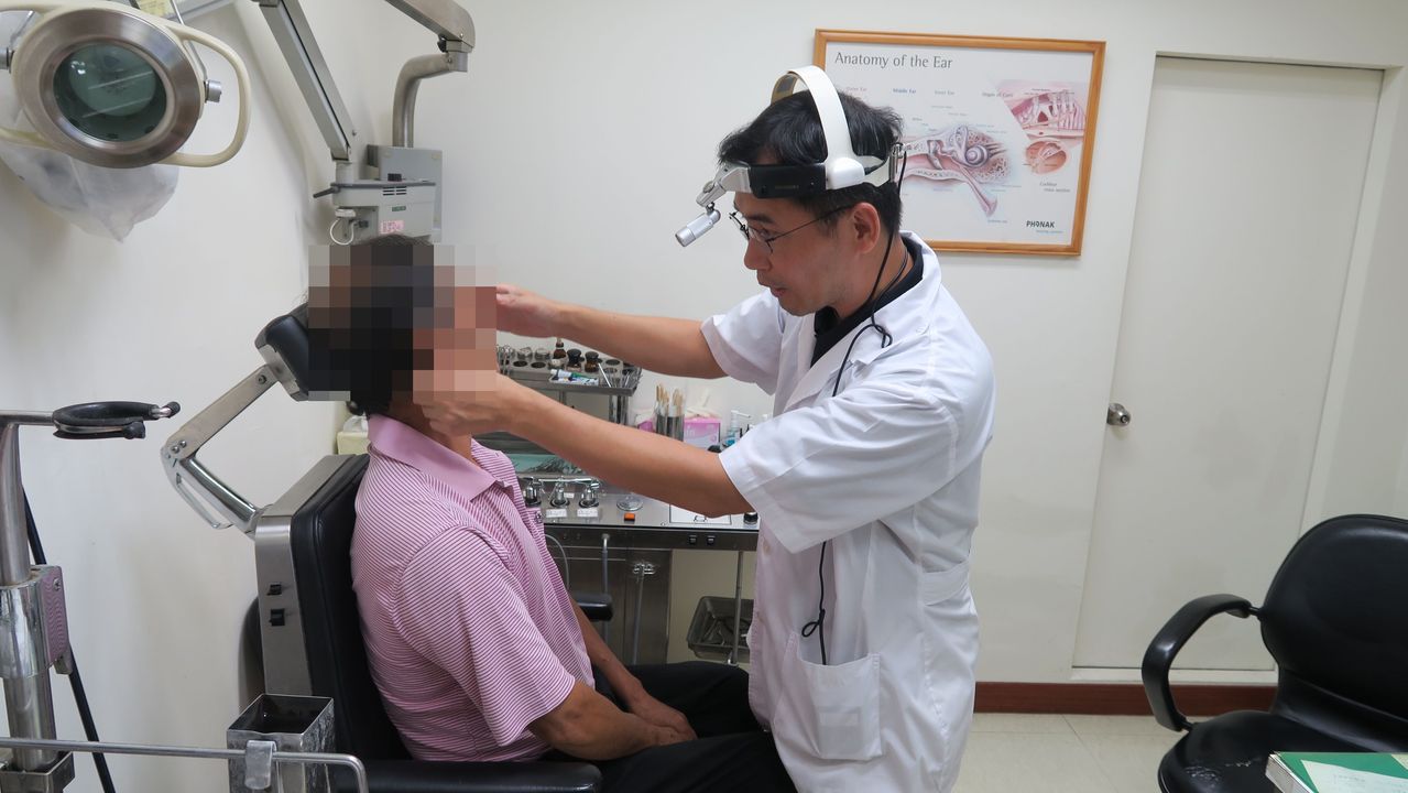 衛福部彰化醫院耳鼻喉科主任許嘉方檢查病人的耳朵，測試會不會暈眩。記者簡慧珍／攝影