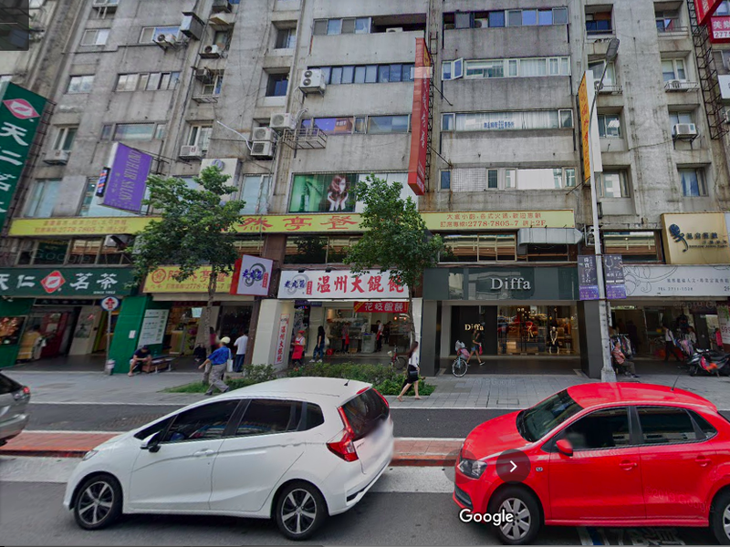 台北市中山區復興北路一帶，從84號至94號有部分空間規畫作為「停車使用」，因此要求地主限期改善，卻也讓開業數十年的天仁茗茶等店不得不搬走。圖／翻攝自GoogleMap