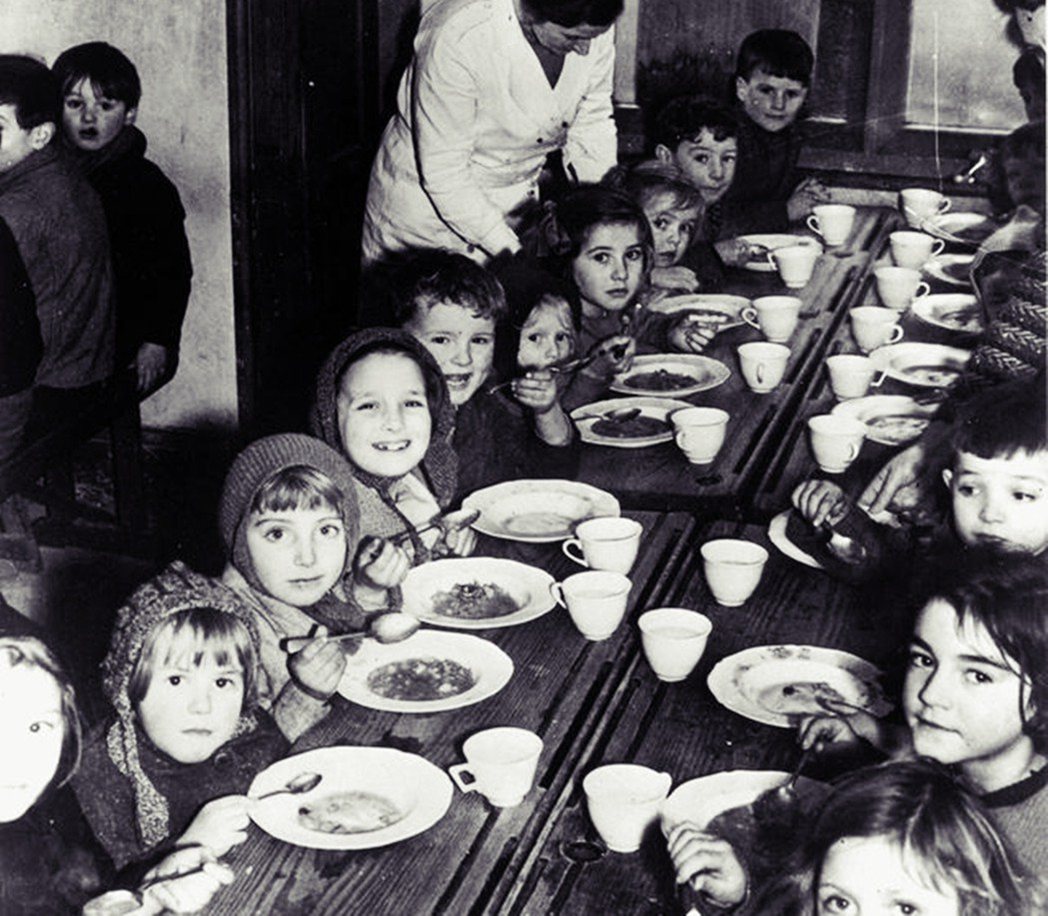二戰時的英國兒童，正在接受戰時美援的食物補助。 圖／美國國會圖書館