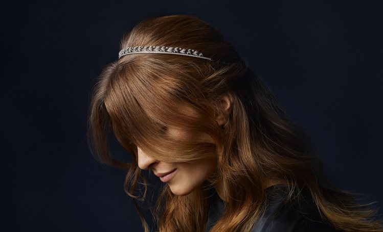 宋慧喬代言品牌CHAUMET推出以月桂葉為主要設計元素的冠冕與頭飾，為年終派對打扮增添奢華焦點。圖／CHAUMET提供