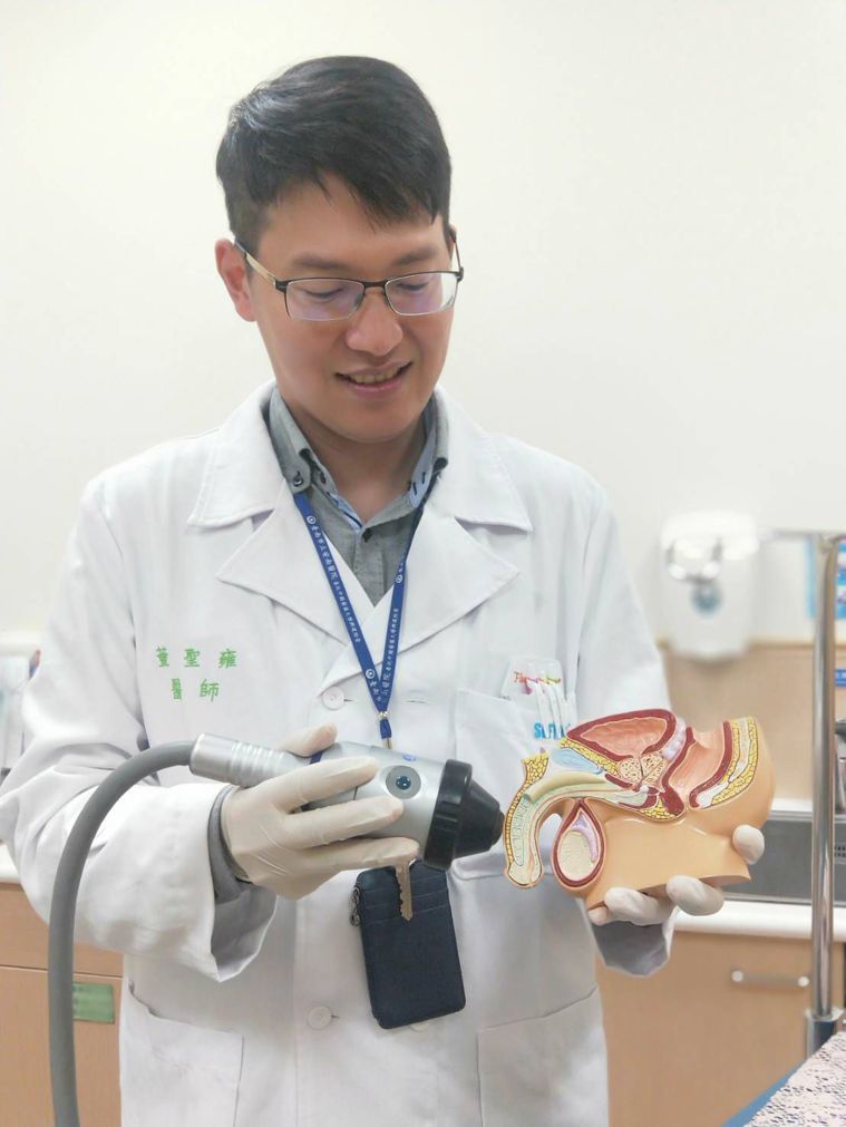 台南市立安南醫院泌尿科醫師董聖雍，提醒大家注意陰莖勃起角度過於彎曲的問題。圖/安...