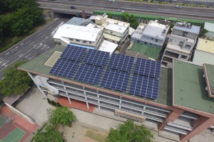 政勵各機關房地在屋頂設置太陽能光電，圖為新竹市學校設置太陽能光電的情形，新竹市去年總發電量為894萬度。圖／新竹市政府提供