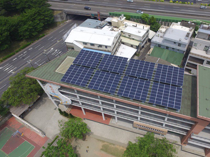 政勵各機關房地在屋頂設置太陽能光電，圖為新竹市學校設置太陽能光電的情形，新竹市去年總發電量為894萬度。圖／新竹市政府提供