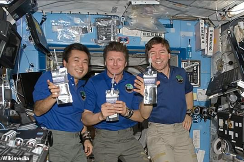 俄國太空人想盡辦法把酒夾帶上太空，但美國太空人多半只喝水。圖為美國太空人在國際太空站喝水的資料照片。圖／NASA提供