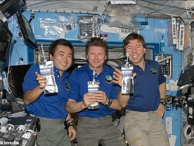 俄國太空人想盡辦法把酒夾帶上太空，但美國太空人多半只喝水。圖為美國太空人在國際太空站喝水的資料照片。圖／NASA提供