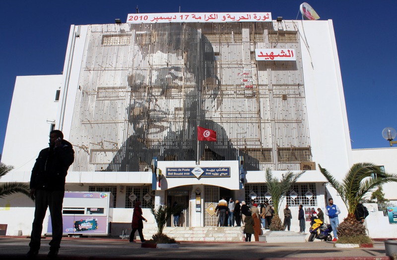 17日是阿拉伯之春運動十周年紀念日。圖為運動發源地──突尼西亞自焚青年布瓦吉吉的故鄉希迪布濟德市，該市郵局本月8日掛出布瓦吉吉巨幅頭像。路透