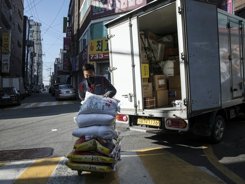 南韓配送員被歸類為自營業者，不在勞動法律的保障範圍內。 圖／取自紐約時報