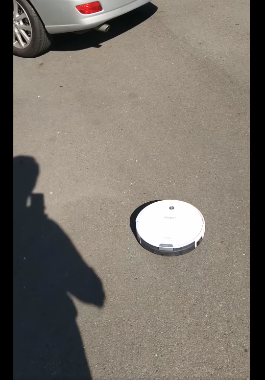 一位網友拍下掃地機器人「逃家」的畫面，影片在短短1天內爆紅。圖擷自新·路上觀察學院