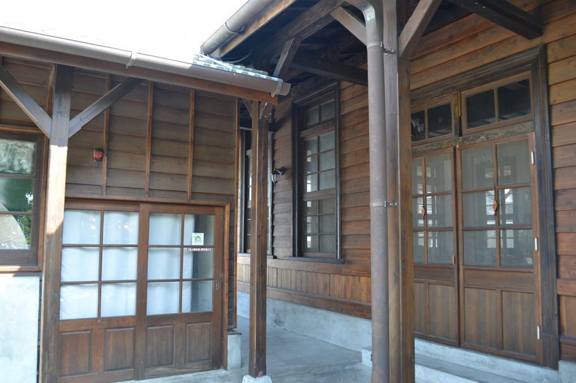 台南市南區鹽埕出張所，是目前保存下來的日式廳舍中，唯一採用「移築」方式建成。 ／...