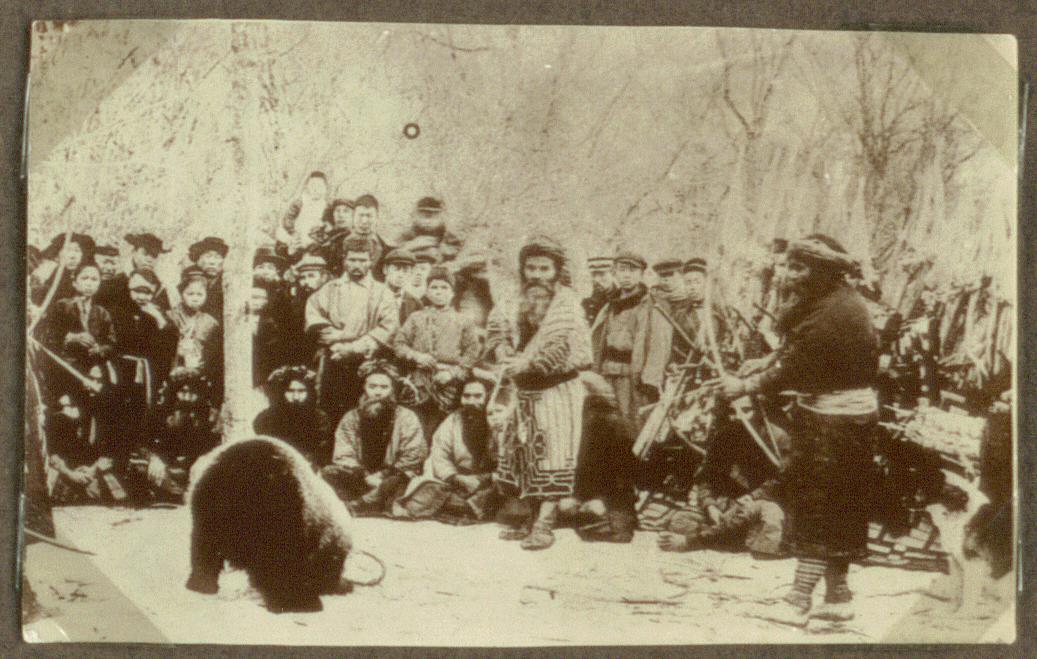 北海道愛努人的熊靈祭（イオマンテ，iomante），崇拜熊、同時也透過獵殺熊來完...