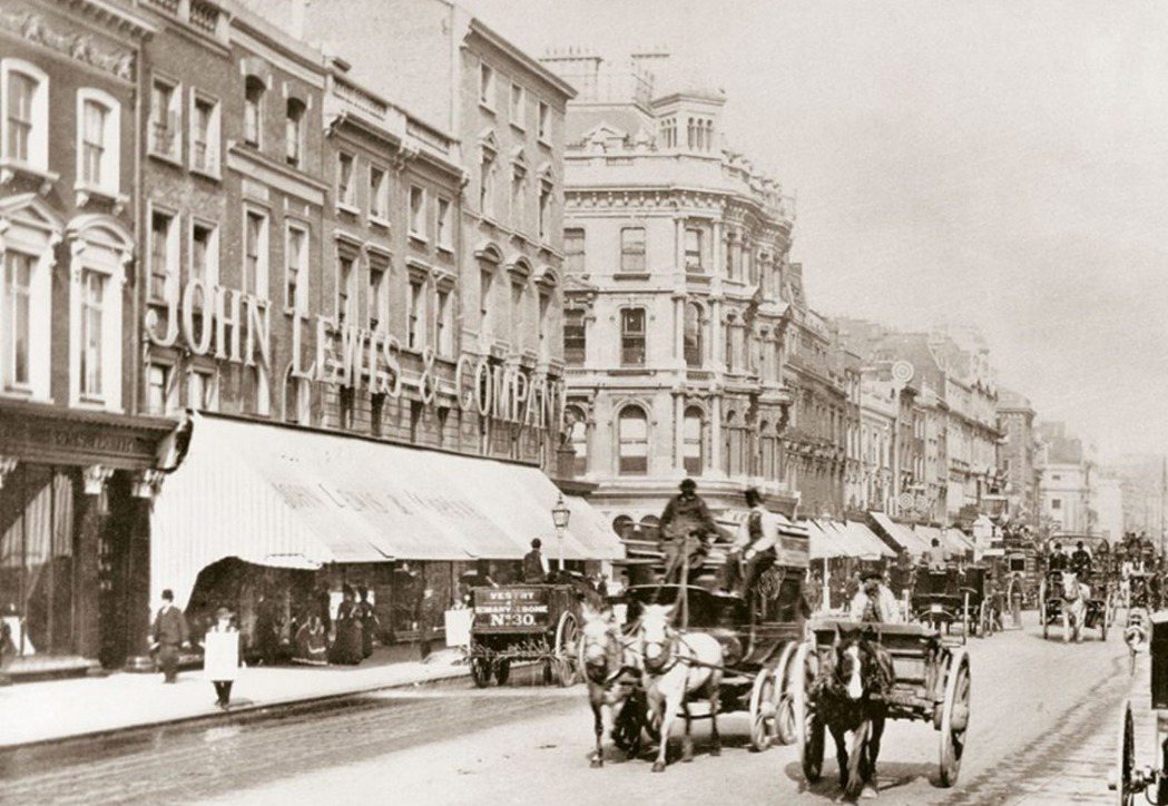 圖為1885年的牛津街，這是已知第一張有關約翰路易斯百貨外觀的照片。 圖／J...