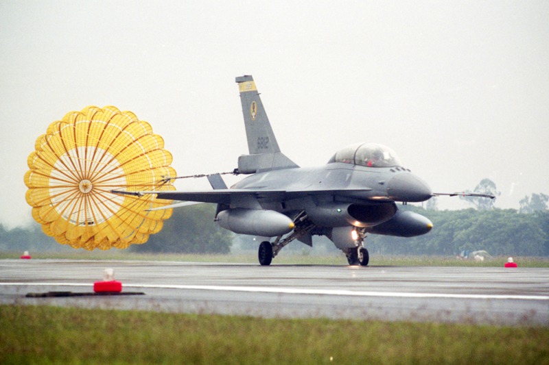 空軍四五五聯隊F-16戰機聯隊在空軍嘉義水上基地舉行成軍典禮。 圖／聯合報系資料照片