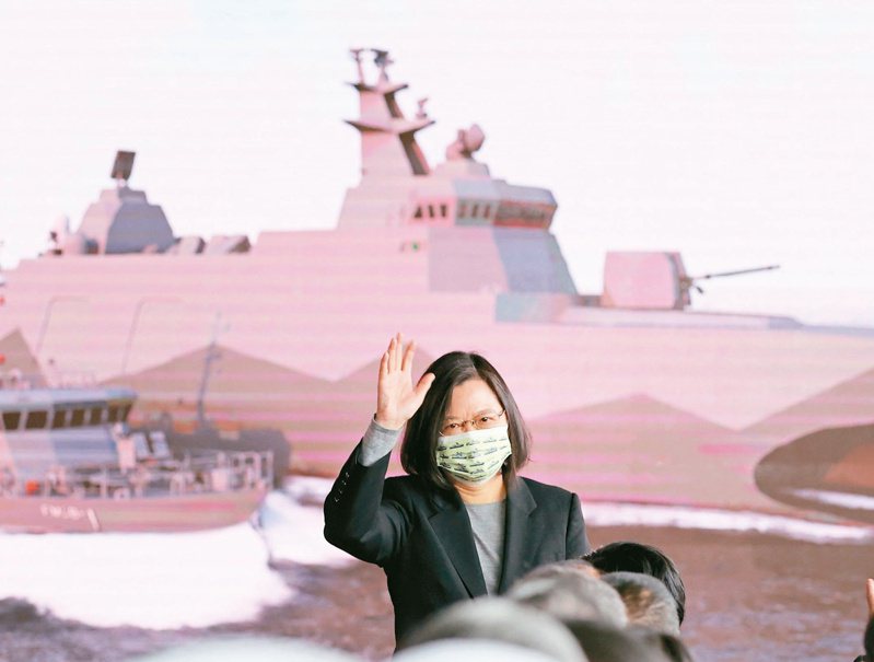 蔡英文總統（圖）主持海軍「塔江艦」下水儀式後，透過臉書表達將壓縮該型艦建造期程，引起各界關注與質疑。圖／聯合報系資料照片
