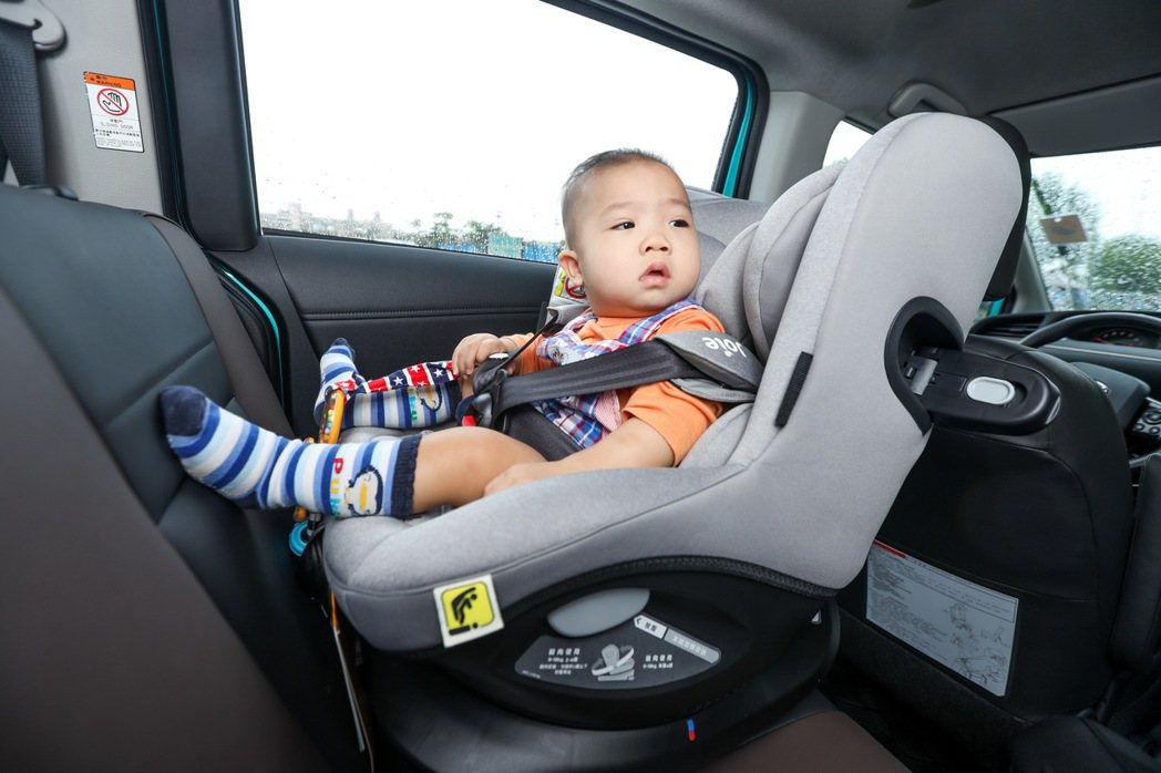 汽車安全座椅新制於9月1號正式上路，新制規定年齡二歲以下幼童必須乘坐「後向式」幼童用安全座椅。 記者吳致碩／攝影