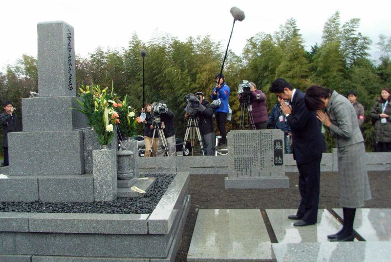 日本政治人物還滿常到墓地參拜，向自己政界導師表達感激，或在生涯關鍵時期想獲得無形的支持。美聯社