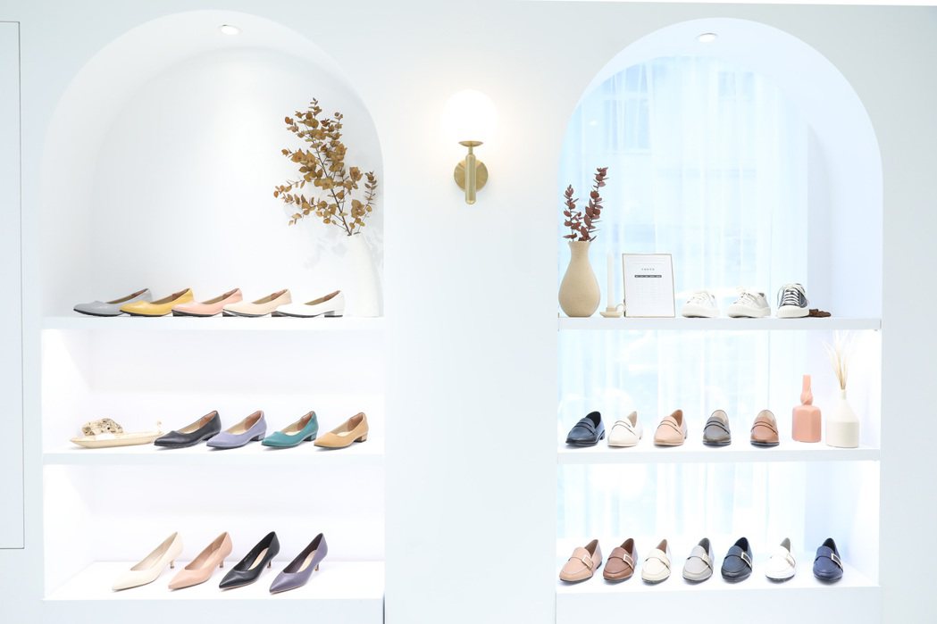 人氣熱銷女鞋品牌D+AF創立於2005年，多年來一直深受時尚部落客及小資客群的喜...