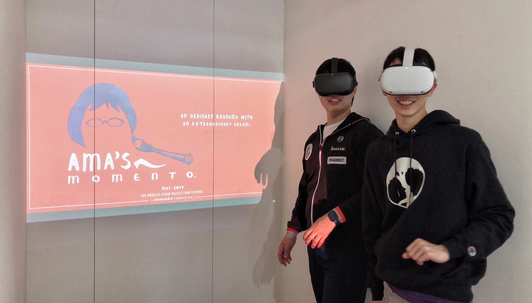 蔣榮宗（左）與同學合作的「親愛的母親」VR成品，近期在台開展。圖／ZONG MU...