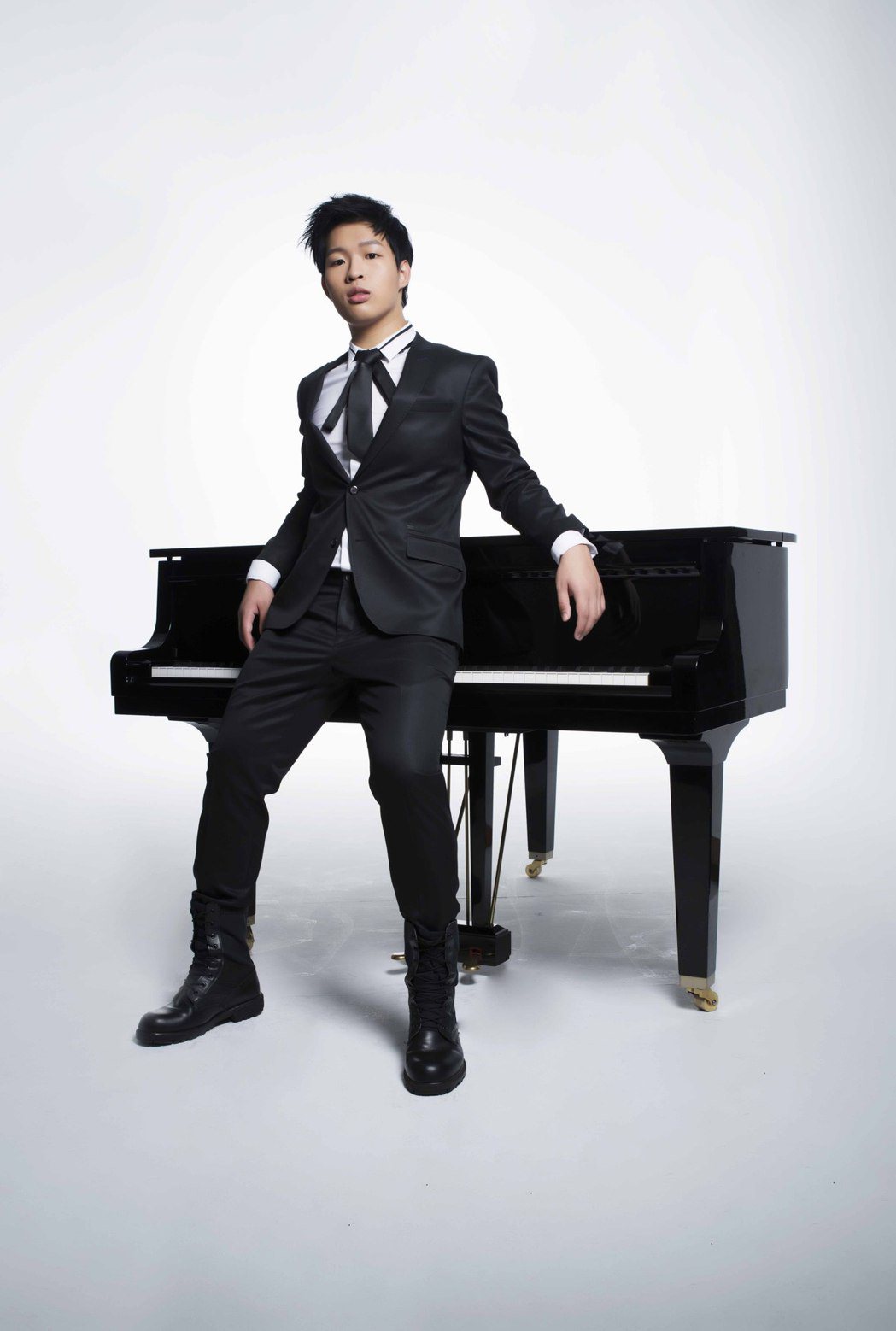 蔣榮宗被全球指標性男性時尚雜誌GQ雜誌中文版封為「最年輕的音樂家」。圖／ZONG