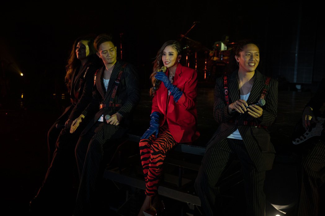 A-Lin的「豔紅豹后裝」展現歌姬霸氣。圖／宜辰整合行銷提供