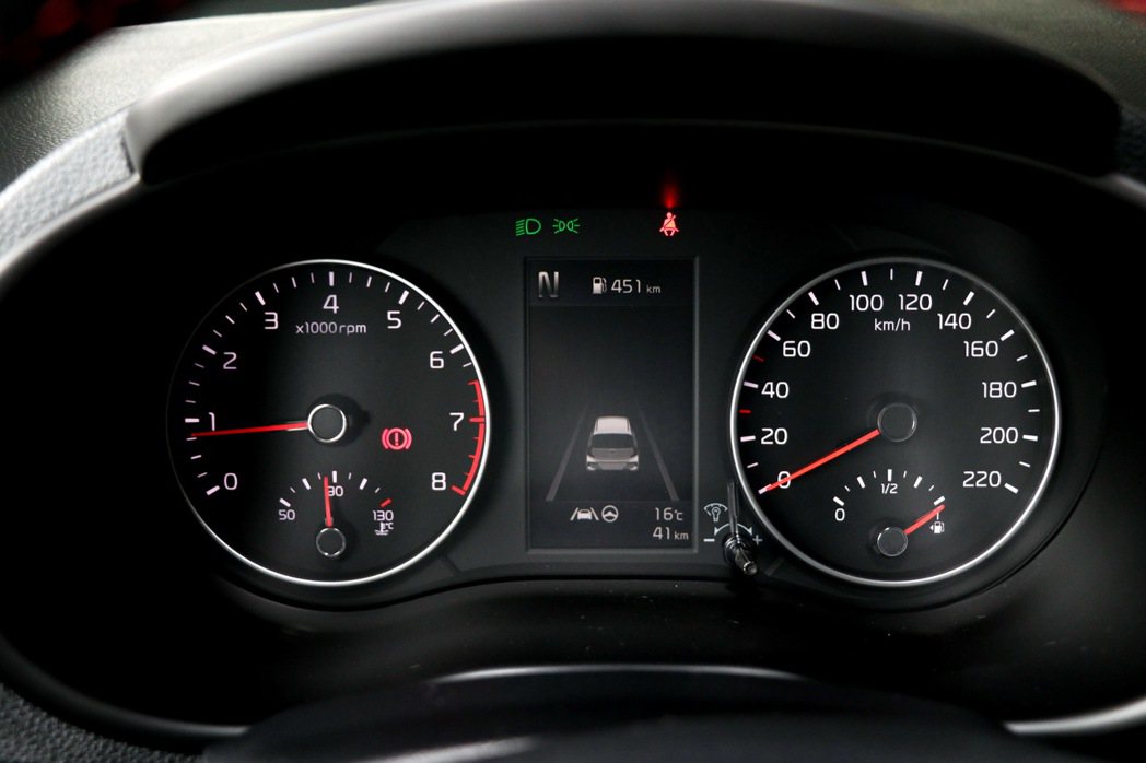 Picanto儀錶板維持雙環設計，但全車系升級標配4.2吋全彩整合智慧型旅程電腦...