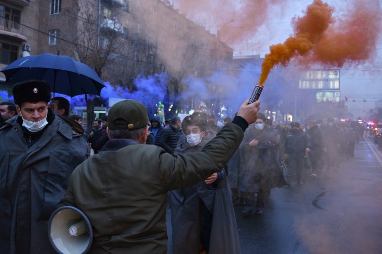 在亚美尼亚的哀悼游行中，有反对者认为总理应下台负全责。（Photo from网路截图）(photo:UDN)