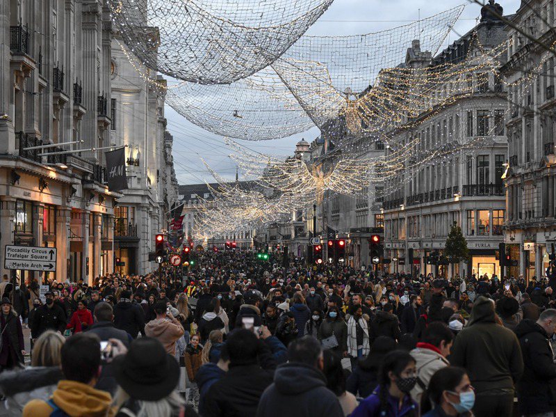 英國倫敦附近20日起防疫升級，為期至少兩周。圖為12日倫敦攝政街熙來攘往的耶誕購物人潮。美聯社