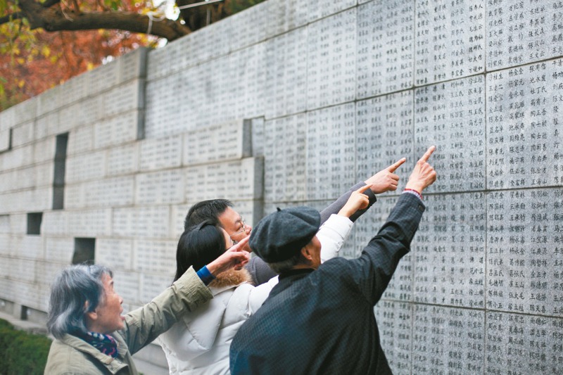 大陸年年舉行南京大屠殺死難者國家公祭儀式，紀念館還有遇難者名單牆。中新社