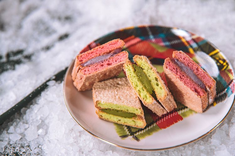 Vivienne Westwood Cafe特別為了節日推出經典法國甜點達克瓦茲，並呼應耶誕氣息打造細雪抹茶(抹茶)及踏雪尋莓(莓果)兩種口味內餡。圖／Vivienne Westwood提供