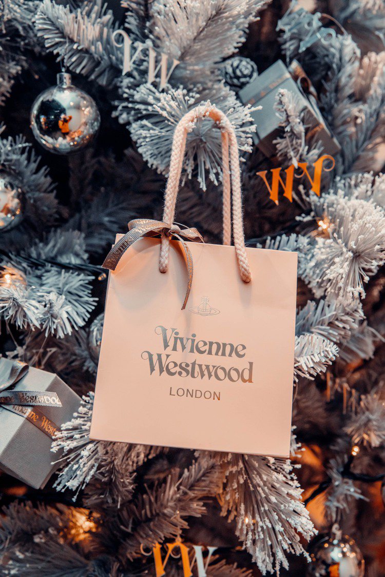 Vivienne Westwood在東區旗艦店打造了雪白風格耶誕樹，讓消費者可以在購物、享用美食的同時還有新地標可以打卡，非常滿足！圖／Vivienne Westwood提供