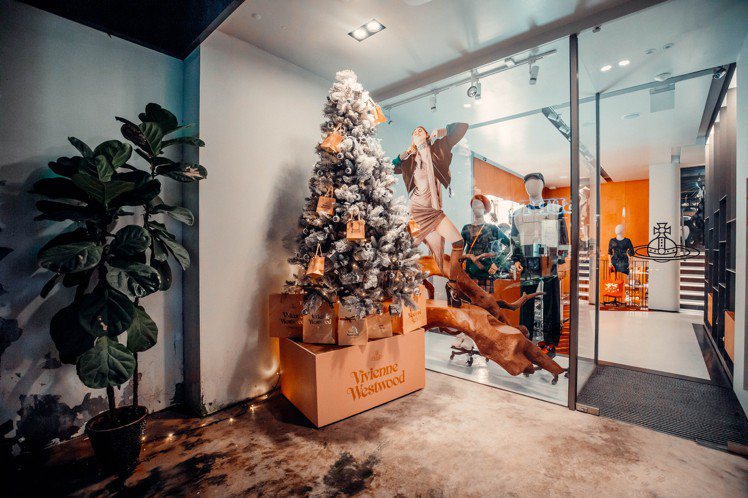 Vivienne Westwood在東區旗艦店打造了雪白風格耶誕樹，讓消費者可以在購物、享用美食的同時還有新地標可以打卡，非常滿足！圖／Vivienne Westwood提供