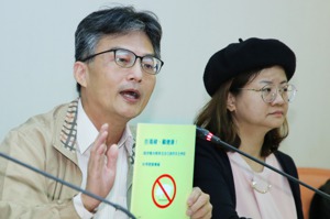 主張萊劑對人體有害的醫師蘇偉碩(左)遭「查水表」，被警方要求到案說明，引起輿論炸鍋。記者曾學仁／攝影