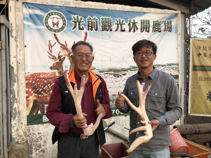 從事教育工作44年的李根樂（左），後來轉投入養鹿業，他與兒子李鍾靈攜手將鹿場經營...