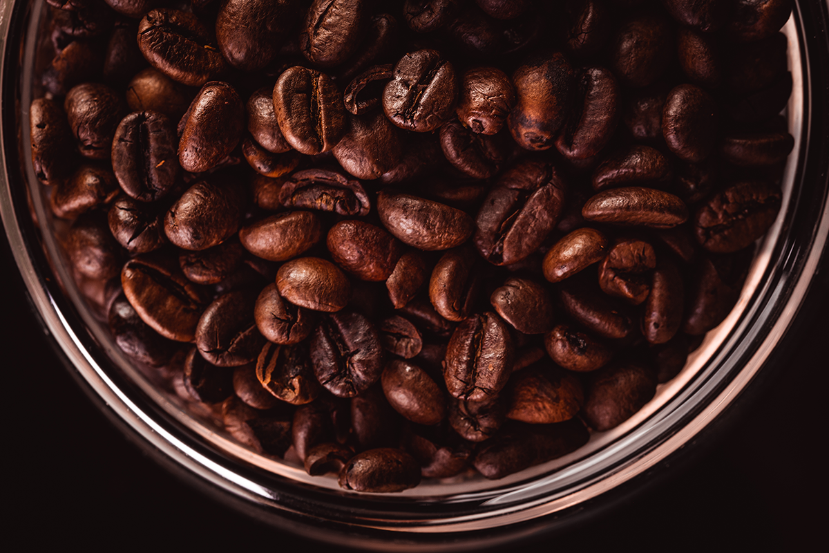 咖啡豆貯存在非密封包裝或其他充滿空氣的容器（例如有蓋的桶子）中，熟豆會快速地老化。以理想的角度來看，如此包裝的熟豆最好在烘焙完成的2 ∼ 3 天內嘗盡。