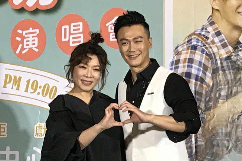 趙詠華(左)、林俊逸宣布將在明年3月27日於台北國際會議中心開唱。(photo 