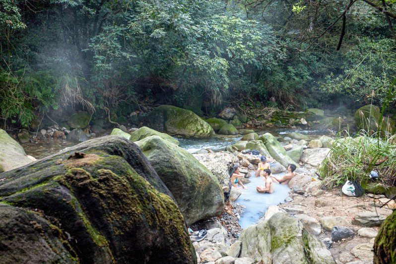 以天地為家，在林間瀑布秘境中享受陽明山裡下七股野溪溫泉的牛奶浴。