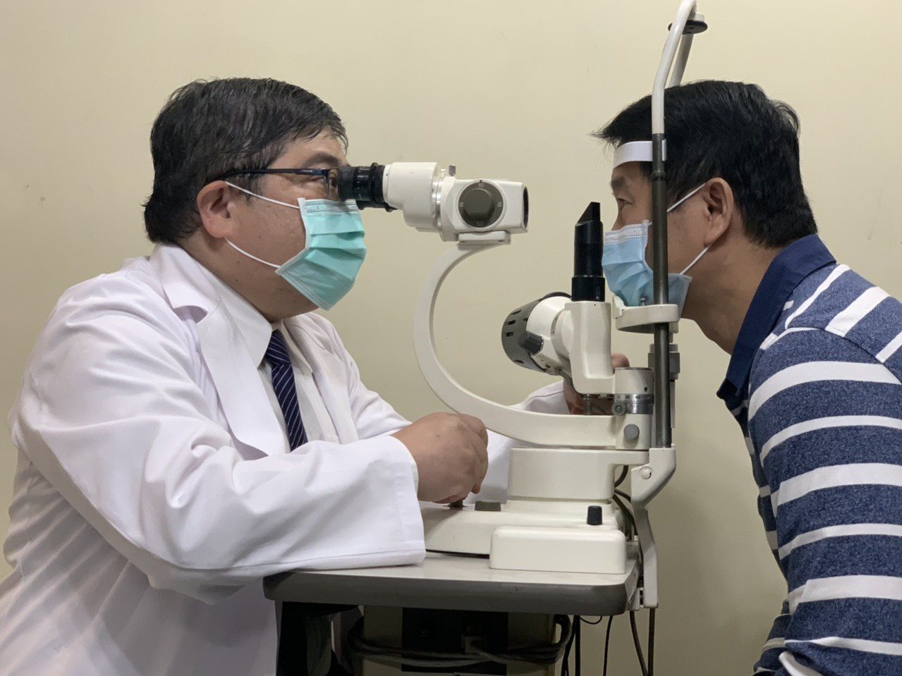 輔英科技大學附設醫院眼科醫師洪啟庭（左）表示，以往知識對於造成人類眼疾的致病因，只限於紫外線，近來發現長時間且更近距離的藍光，對眼睛的傷害更大。記者徐如宜／攝影