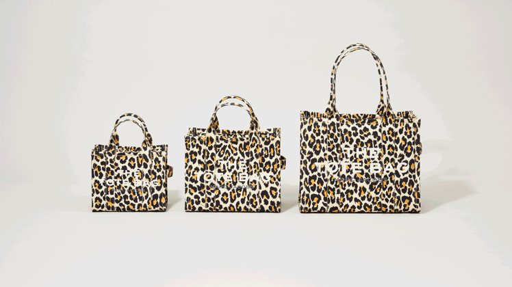 豹紋印花The Tote Bag，左起迷你款9,290元，小款10,900元，大款11,900元。圖／Marc Jacobs提供