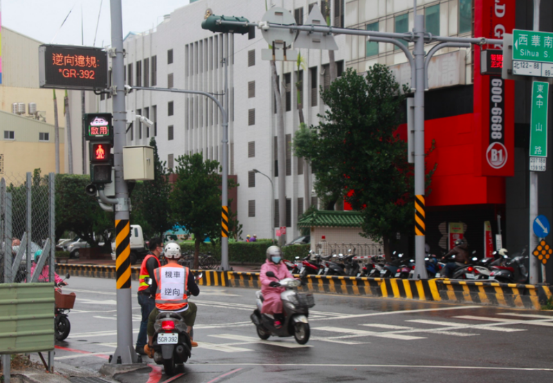 台南市交通局在中西區中山路與西華南街口，建置全台第一個智慧交通路口。圖／南市府提供