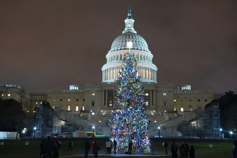 美国国会两党20日就规模9000亿美元的纾困案达成协议。图为20日国会山庄前的耶诞树。（美联社）(photo:UDN)