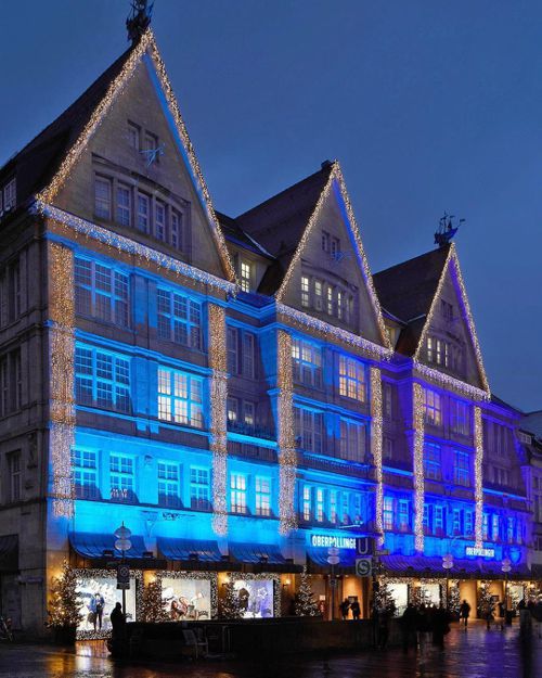 慕尼黑Oberpollinger百貨2020耶誕櫥窗裝置由BOSS與Justin Teodoro共同打造。圖／BOSS提供