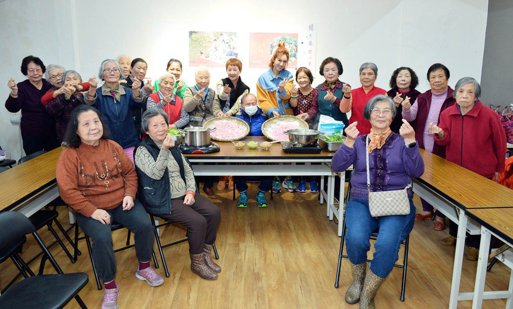 鮑正芳、方志友前往弘道基金會為獨居老人送暖做公益。圖／TVBS提供