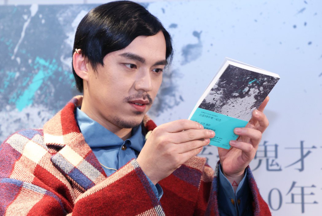 創作鬼才HUSH今天舉行記者會推出首本個人著作「娛樂自己」。記者潘俊宏／攝影