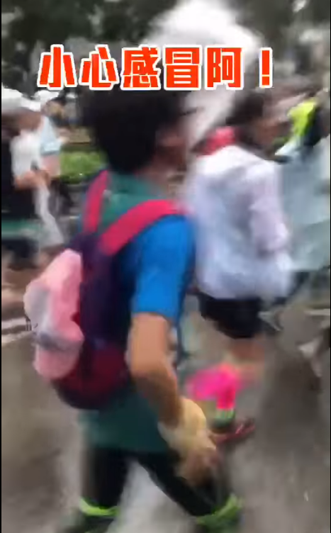 2020台北馬拉松20日早上6點30分於台北市府前起跑，當天不僅低溫且下雨，就有一名男子一路拿著雨衣向跑在前方的老婆「真情告白」讓許多網友笑翻。圖擷自爆廢公社公開版